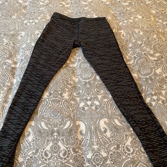 Ladies UnderArmour workout pants, size medium . Black and white - Picture 3 of 4